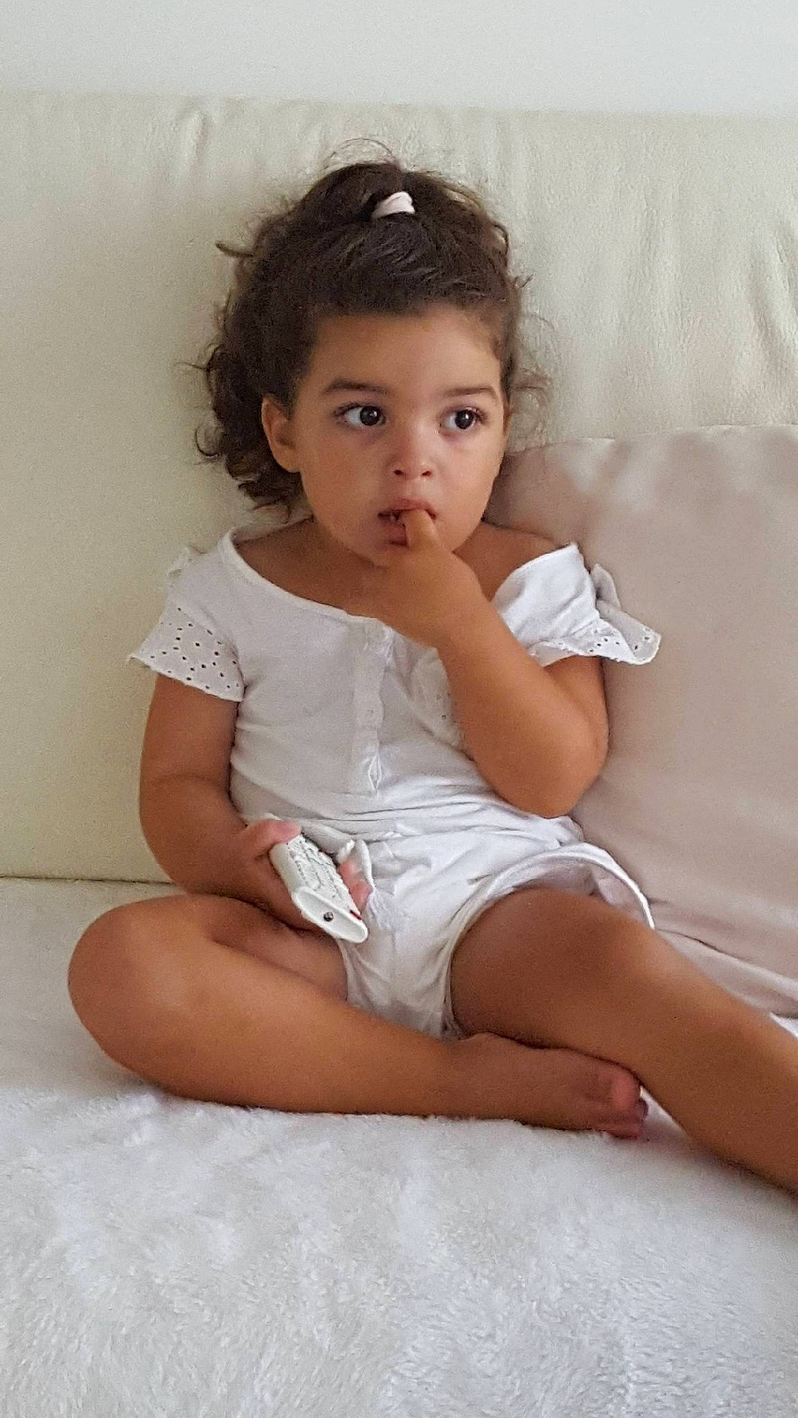 Mellina participe au concours pour gagner de l'argent avec cette photo : cheek, child, chin, leg, person, sitting, skin, toddler