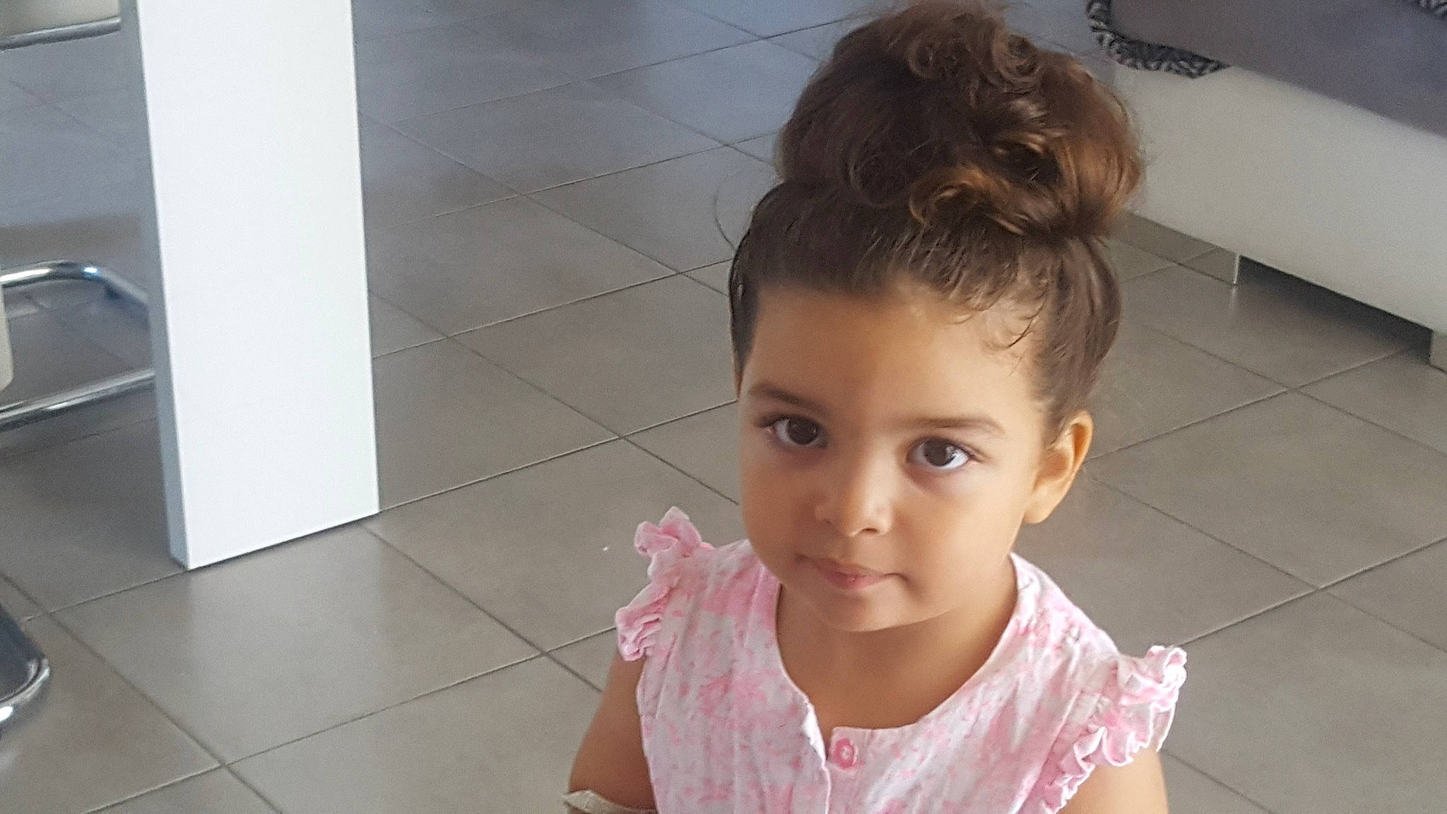 Mellina participe au concours pour gagner de l'argent avec cette photo : beauty, brown_hair, cheek, child, chin, ear, eye, eyebrow, face, forehead, hair, hairstyle, head, lip, long_hair, nose, person, pink, skin, smile