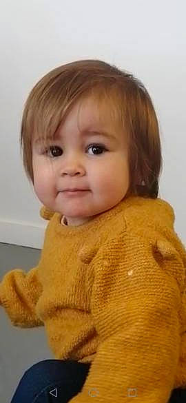 Léna participe au concours pour gagner de l'argent avec cette photo : baby, baby_toddler_clothing, brown_hair, cheek, child, eyelash, fur, gesture, iris, lip, neck, nose, outerwear, pattern, person, skin, sleeve, toddler, wood, wool