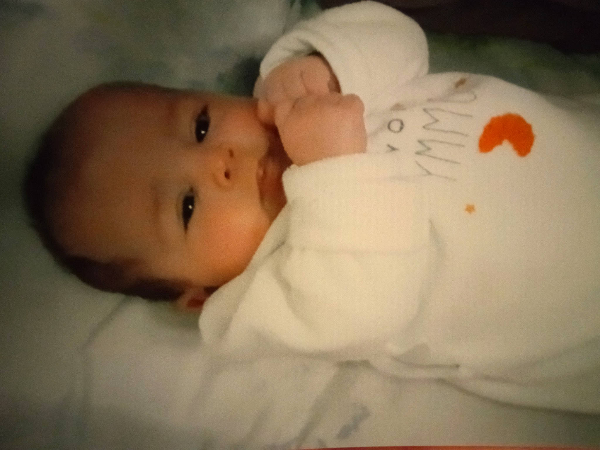 Léna participe au concours pour gagner de l'argent avec cette photo : baby, baby_products, baby_toddler_clothing, bedtime, cheek, child, chin, comfort, eye, face, human_body, iris, lip, mouth, nose, person, room, skin, toddler