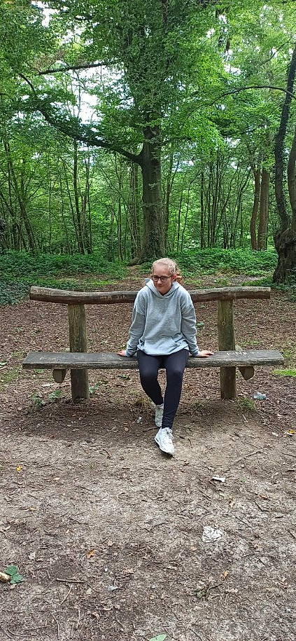 Kesly a rejoint le concours — aidez-le/la à gagner de superbes lots ! boot, forest, grass, grove, jungle, knee, landscape, leisure, natural_landscape, people_in_nature, person, plant, recreation, sitting, soil, temperate_broadleaf_and_mixed_forest, trail, tree, walking, wood