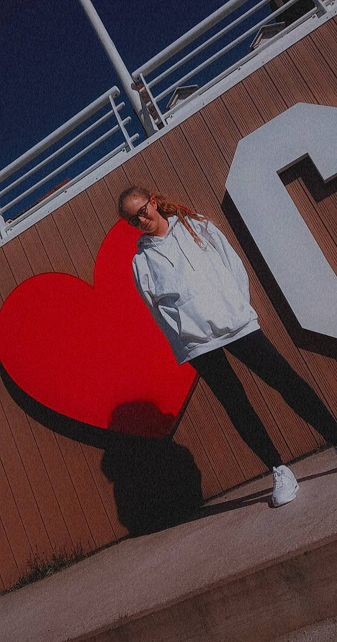 Kesly a rejoint le concours — aidez-le/la à gagner de superbes lots ! art, brick, carmine, design, eyewear, facade, flooring, font, gesture, illustration, leisure, line, mural, orange, person, red, roof, sky, stairs, tints_and_shades