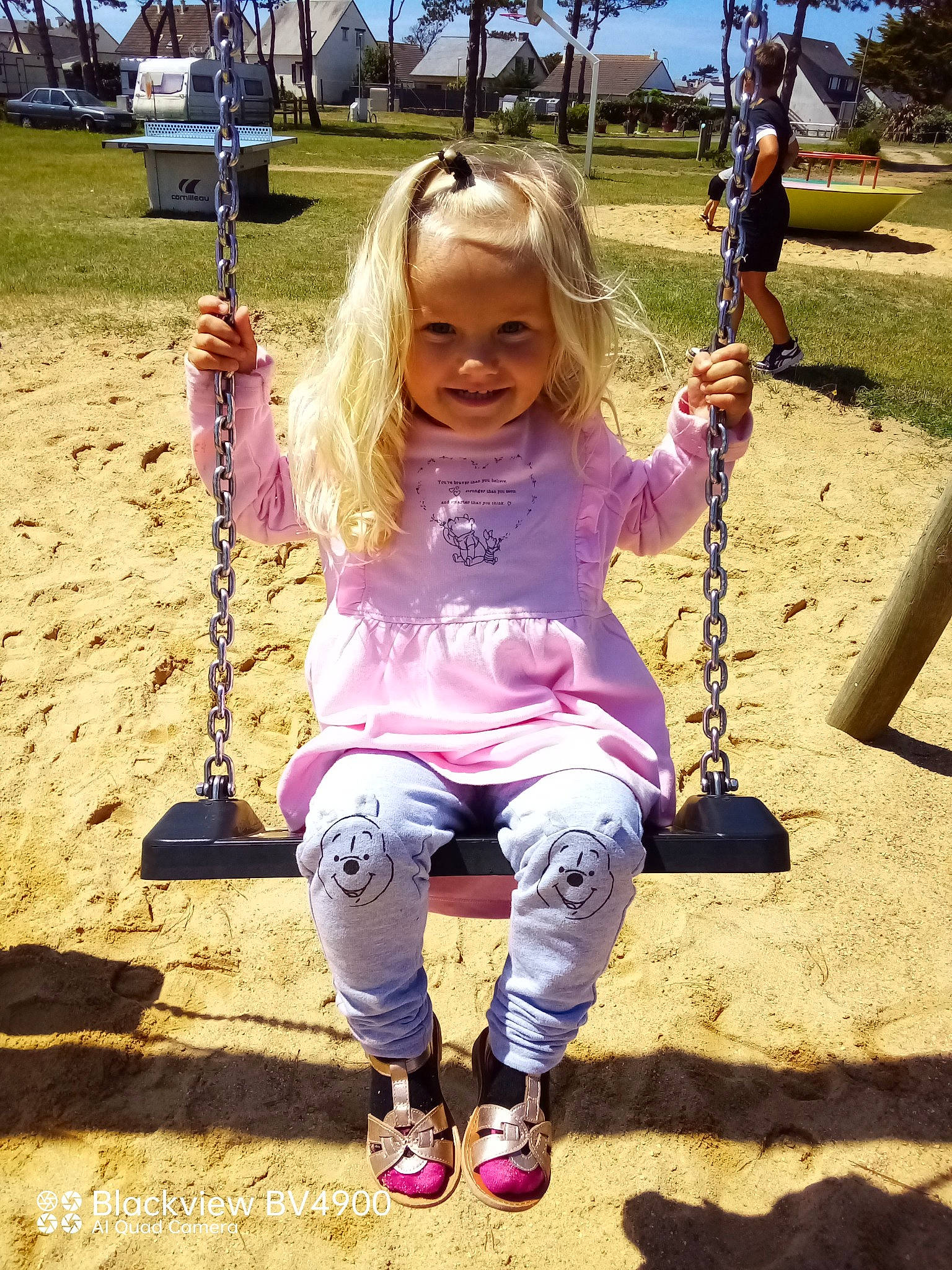 Chaylie a rejoint le concours — aidez-le/la à gagner de superbes lots ! baby_toddler_clothing, child, city, fun, grass, happy, joy, leisure, outdoor_play_equipment, people_in_nature, person, pink, plant, play, playground, recreation, smile, summer, swing, toddler