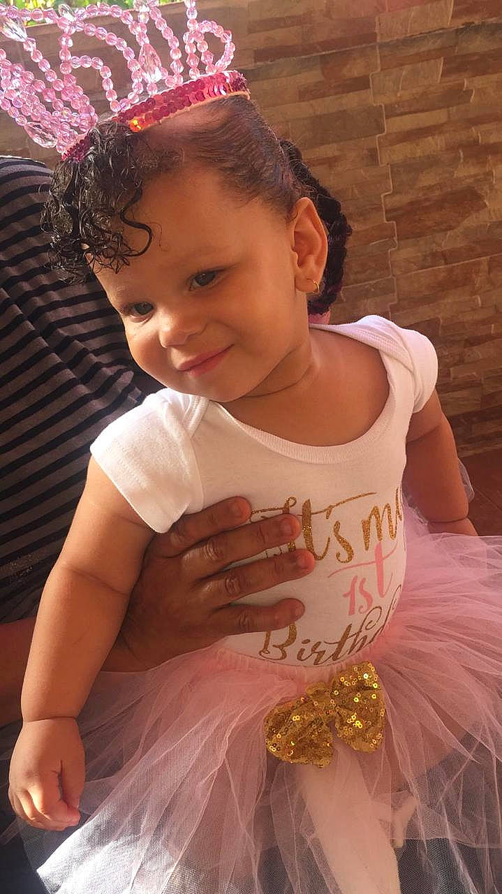 Lyana participe au concours pour gagner de l'argent avec cette photo : baby_toddler_clothing, child, face, facial_expression, flash_photography, fun, hair, hairstyle, happy, head, joy, light, muscle, person, photograph, pink, shoulder, skin, sleeve, smile