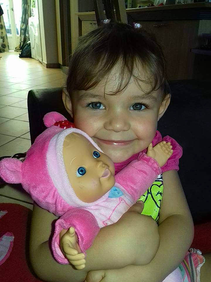 Nelly a rejoint le concours — aidez-le/la à gagner de superbes lots ! cheek, child, eye, face, fun, girl, head, infant, iris, joy, mouth, nose, organ, person, pink, product, skin, smile, stuffed_toy, textile