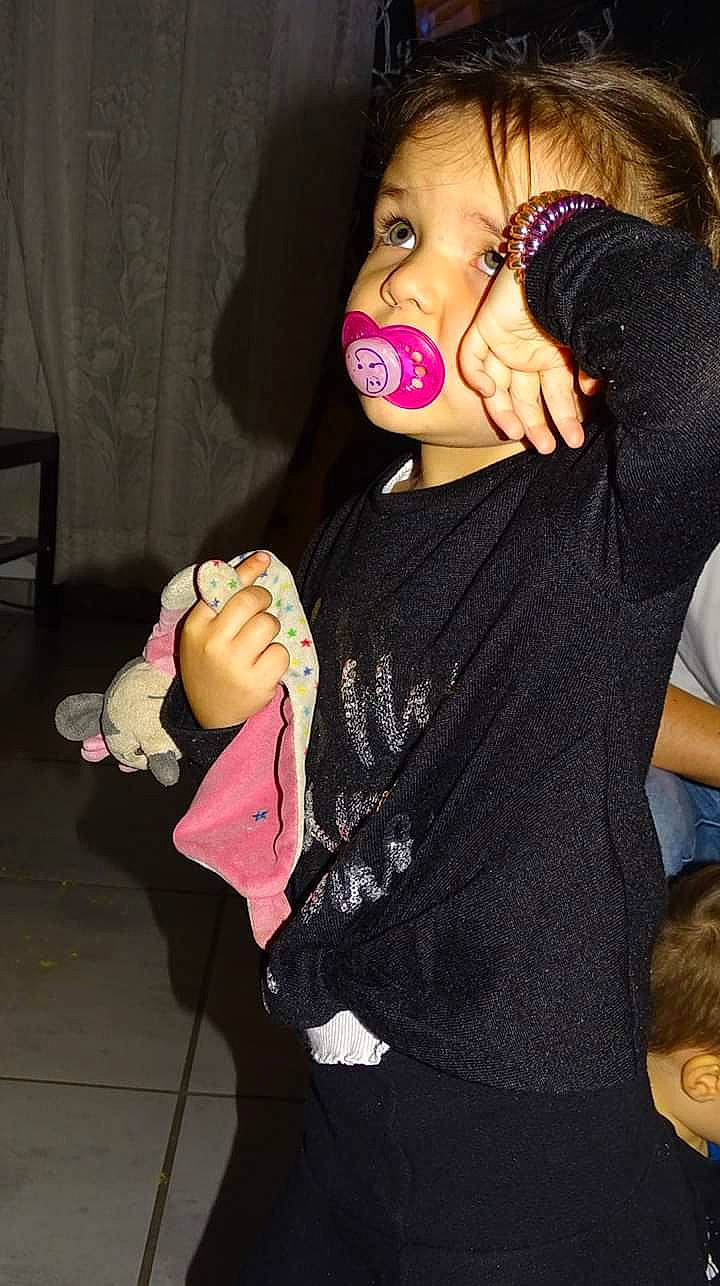 Nelly participe au concours pour gagner de l'argent avec cette photo : fashion, fashion_accessory, fun, girl, human_body, joint, material, person, pink, product, shoulder, textile, vision_care