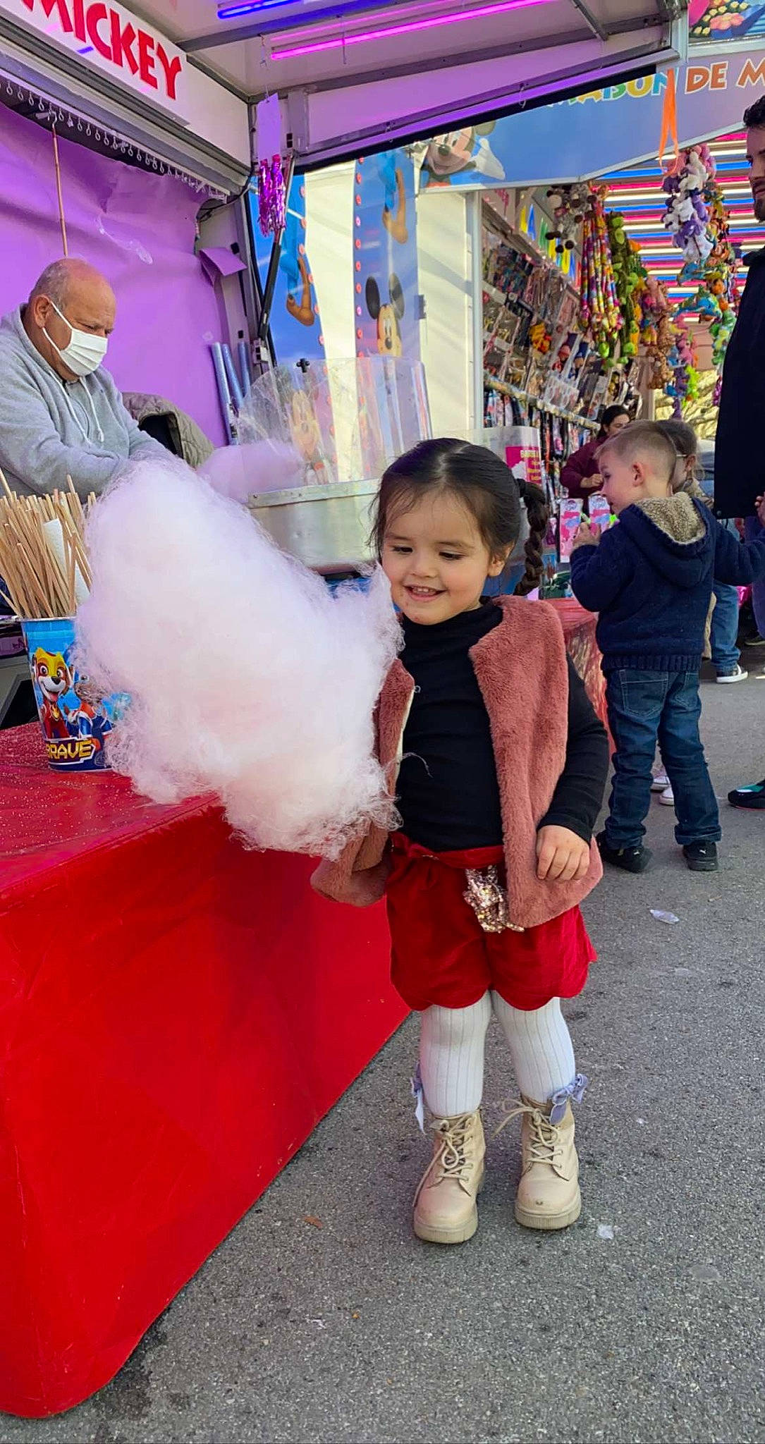 Luna a rejoint le concours — aidez-le/la à gagner de superbes lots ! boot, child, costume, event, face, fashion, fun, fur, happy, joy, leg, leisure, outerwear, person, pink, recreation, shoe, sneakers, sock, textile