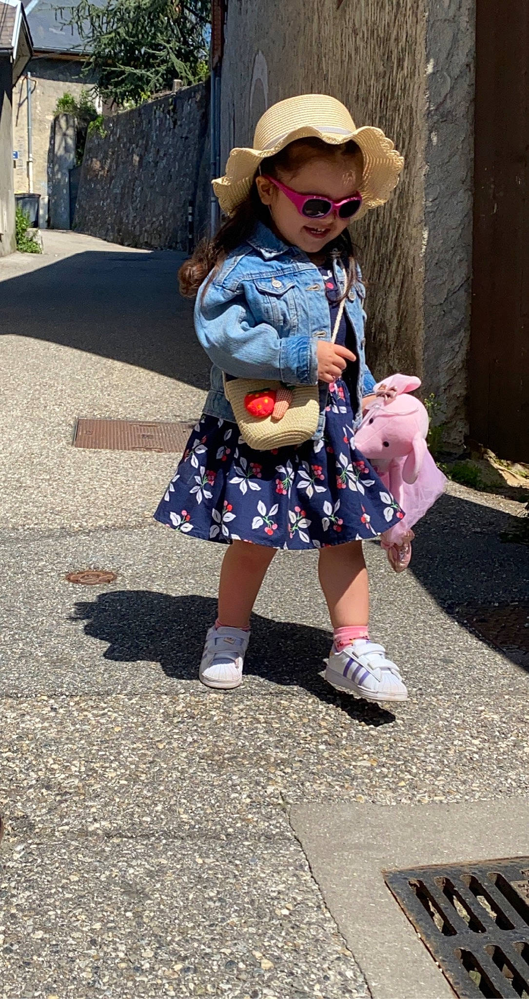 Luna participe au concours pour gagner de l'argent avec cette photo : baby_toddler_clothing, bag, denim, dress, electric_blue, goggles, hat, luggage_and_bags, pattern, people, person, plaid, shoe, sleeve, sneakers, street_fashion, sun_hat, sunglasses, tartan, toddler