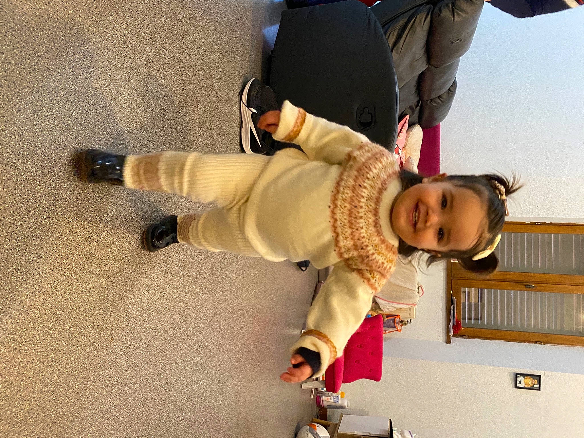 Luna participe au concours pour gagner de l'argent avec cette photo : baby_toddler_clothing, joy, person, walking_shoe