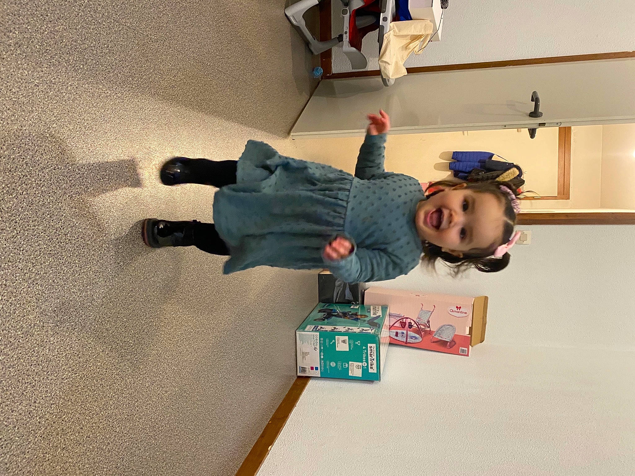 Luna a rejoint le concours — aidez-le/la à gagner de superbes lots ! balance, box, person, shadow, walking_shoe