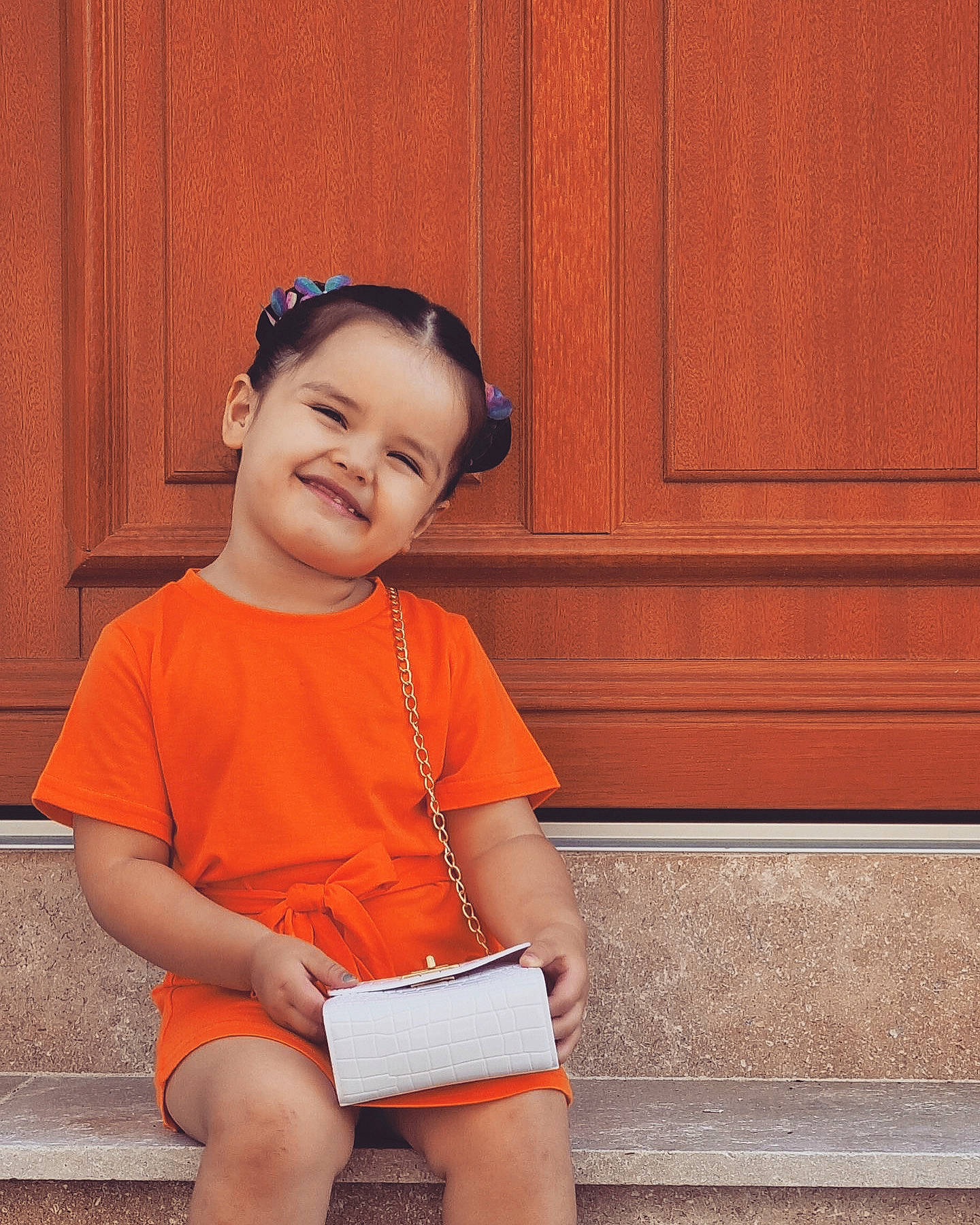 Luna a rejoint le concours — aidez-le/la à gagner de superbes lots ! baby_toddler_clothing, child, electric_blue, eye, eyewear, happy, human_leg, jewellery, joy, knee, orange, person, shorts, shoulder, sleeve, smile, street_fashion, t_shirt, thigh, toddler