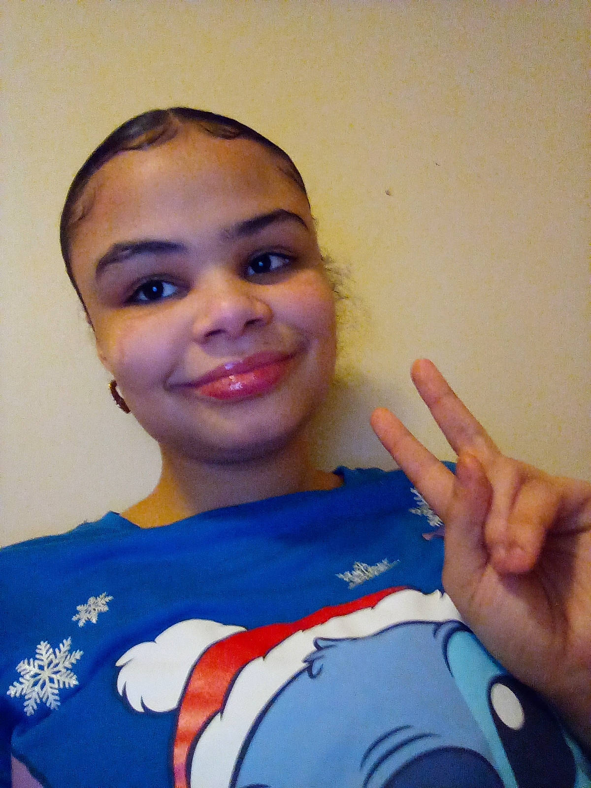 Makayla is registered to the contest to win money with this photo: chest, chin, cool, electric_blue, eyebrow, forehead, fun, gesture, happy, joy, mouth, muscle, neck, nose, person, shoulder, sign_language, skin, smile, t_shirt