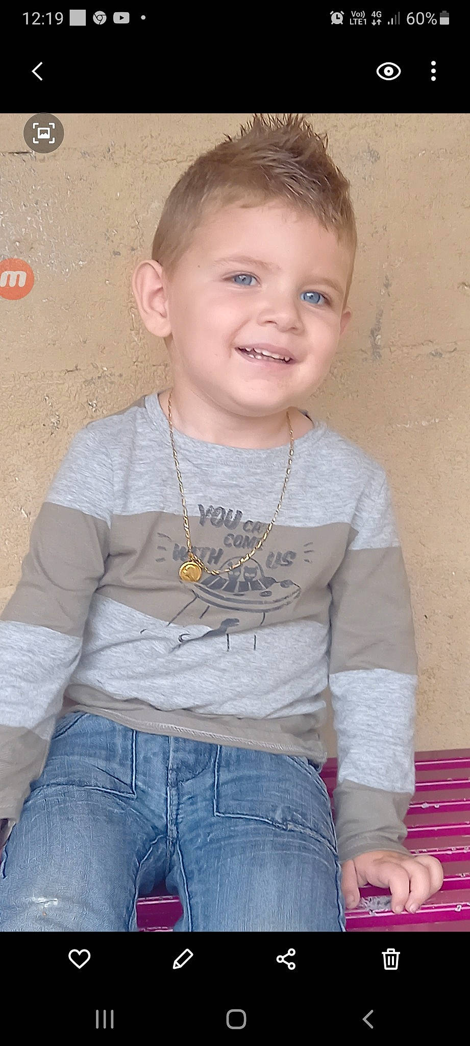 Esteban a rejoint le concours — aidez-le/la à gagner de superbes lots ! arm, cheek, chin, clothing, eye, facial_expression, forehead, grey, hair, hairstyle, head, human_body, jeans, joy, neck, organ, person, skin, sleeve, smile