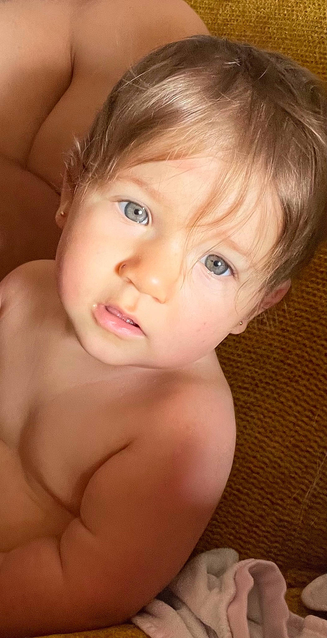 Iris participe au concours pour gagner de l'argent avec cette photo : cheek, chin, ear, eyebrow, eyelash, face, flash_photography, forehead, gesture, head, human_body, iris, jaw, lip, mouth, neck, no_expression, nose, person, skin