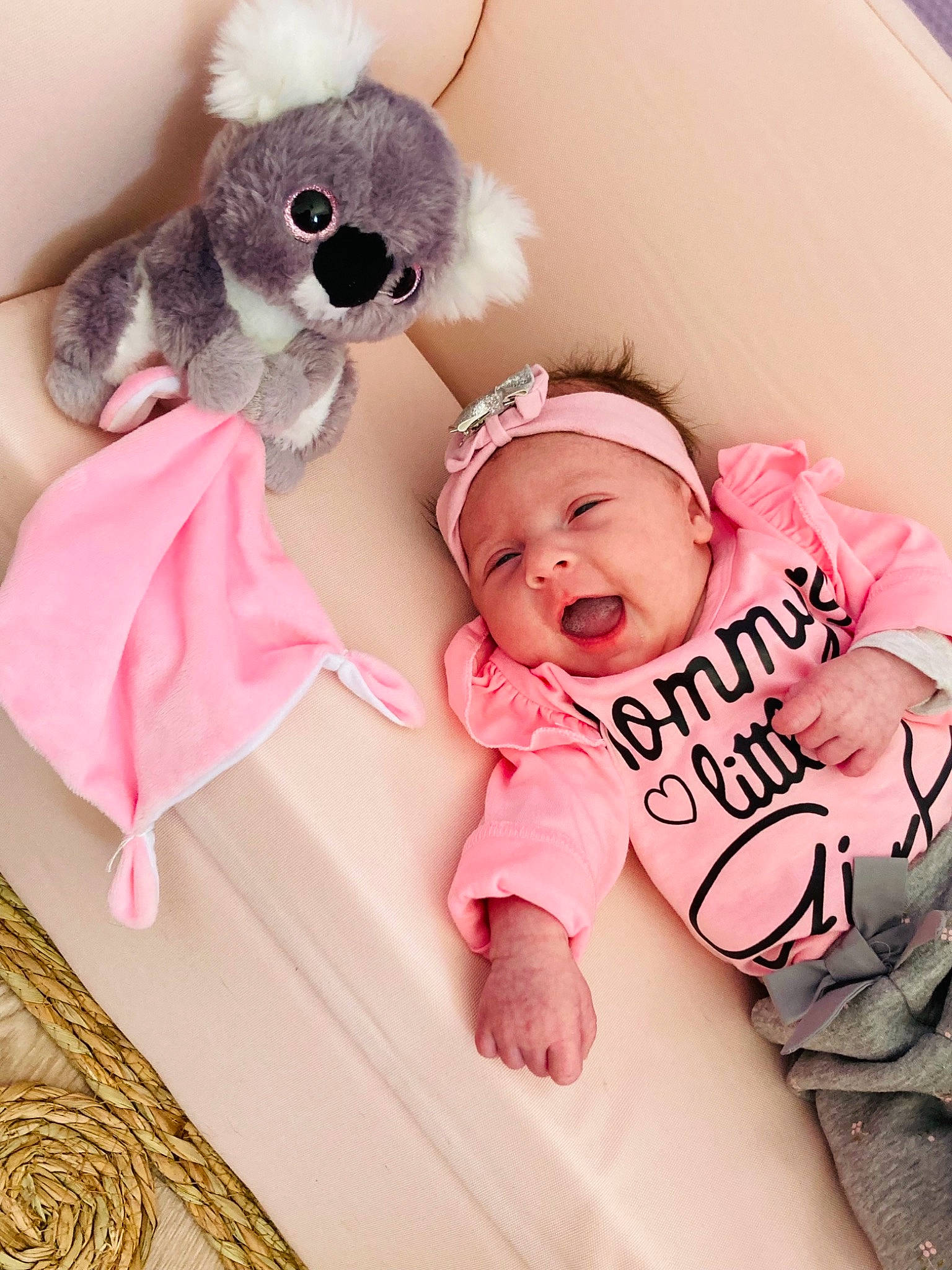 Rym participe au concours pour gagner de l'argent avec cette photo : baby, baby_sleeping, baby_toddler_clothing, bed, child, comfort, fawn, happy, headwear, linens, mammal, person, pink, sleeve, smile, stuffed_toy, teddy_bear, textile, toddler, toy
