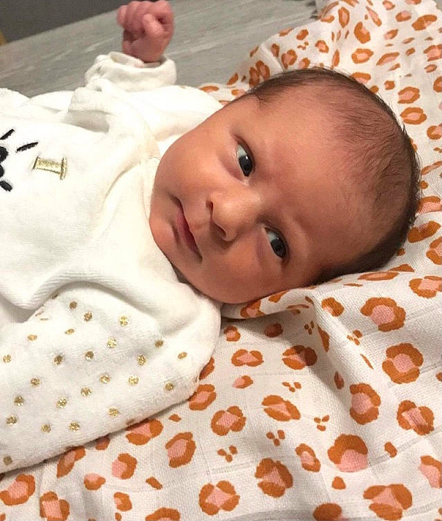 Rym participe au concours pour gagner de l'argent avec cette photo : baby, baby_products, baby_safety, baby_toddler_clothing, bed_sheet, bedding, bedtime, cheek, child, comfort, linens, nose, pattern, person, room, skin, sleeve, textile, toddler, white