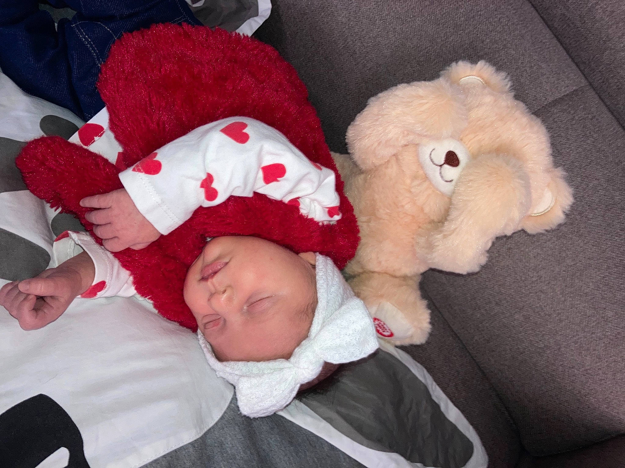 Rym participe au concours pour gagner de l'argent avec cette photo : baby, baby_products, baby_sleeping, baby_toddler_clothing, cap, carmine, child, comfort, costume_hat, fictional_character, fur, hat, headgear, headwear, lap, pattern, person, sleeve, teddy_bear, toddler
