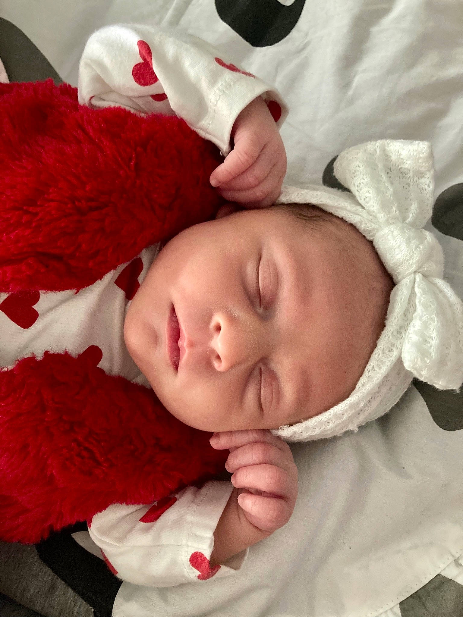 Rym a rejoint le concours — aidez-le/la à gagner de superbes lots ! baby_sleeping, baby_toddler_clothing, beauty, cheek, comfort, eyelash, gesture, happy, head, headgear, headwear, lip, mammal, person, pink, product, red, sleeve, textile, toddler