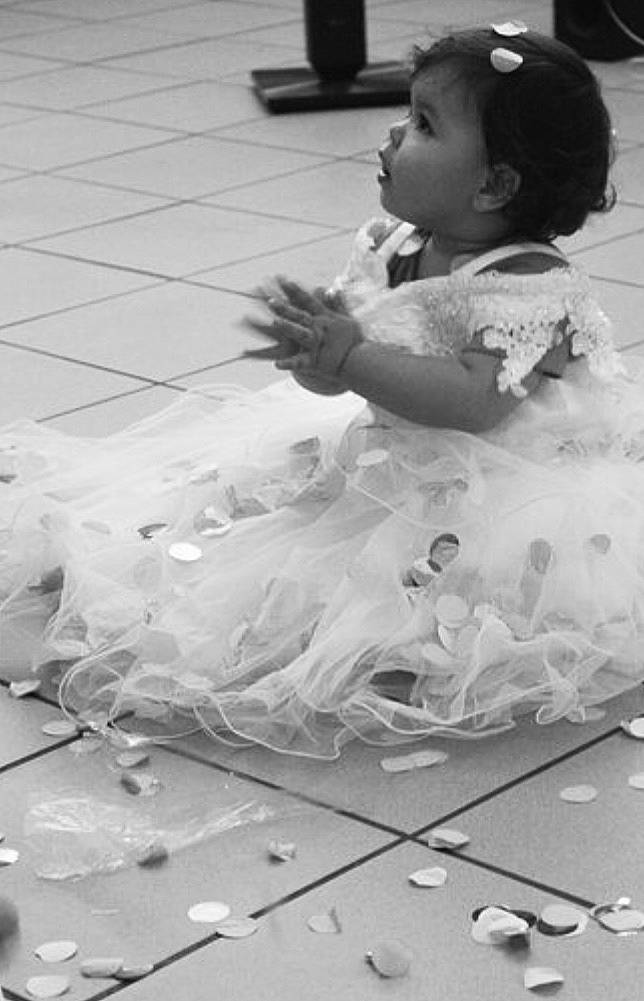 Kamila a rejoint le concours — aidez-le/la à gagner de superbes lots ! baby, black, black_and_white, child, dress, fun, monochrome, monochrome_photography, person, photograph, photography, play, smile, snapshot, style, toddler, white