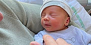 Mathis a rejoint le concours — aidez-le/la à gagner de superbes lots ! newborn, baby, infant, sleeping, hat, hand, adult, window, light, clothing, bed, blanket, skin, person, closeup, indoor, rest, peaceful, gentle, care