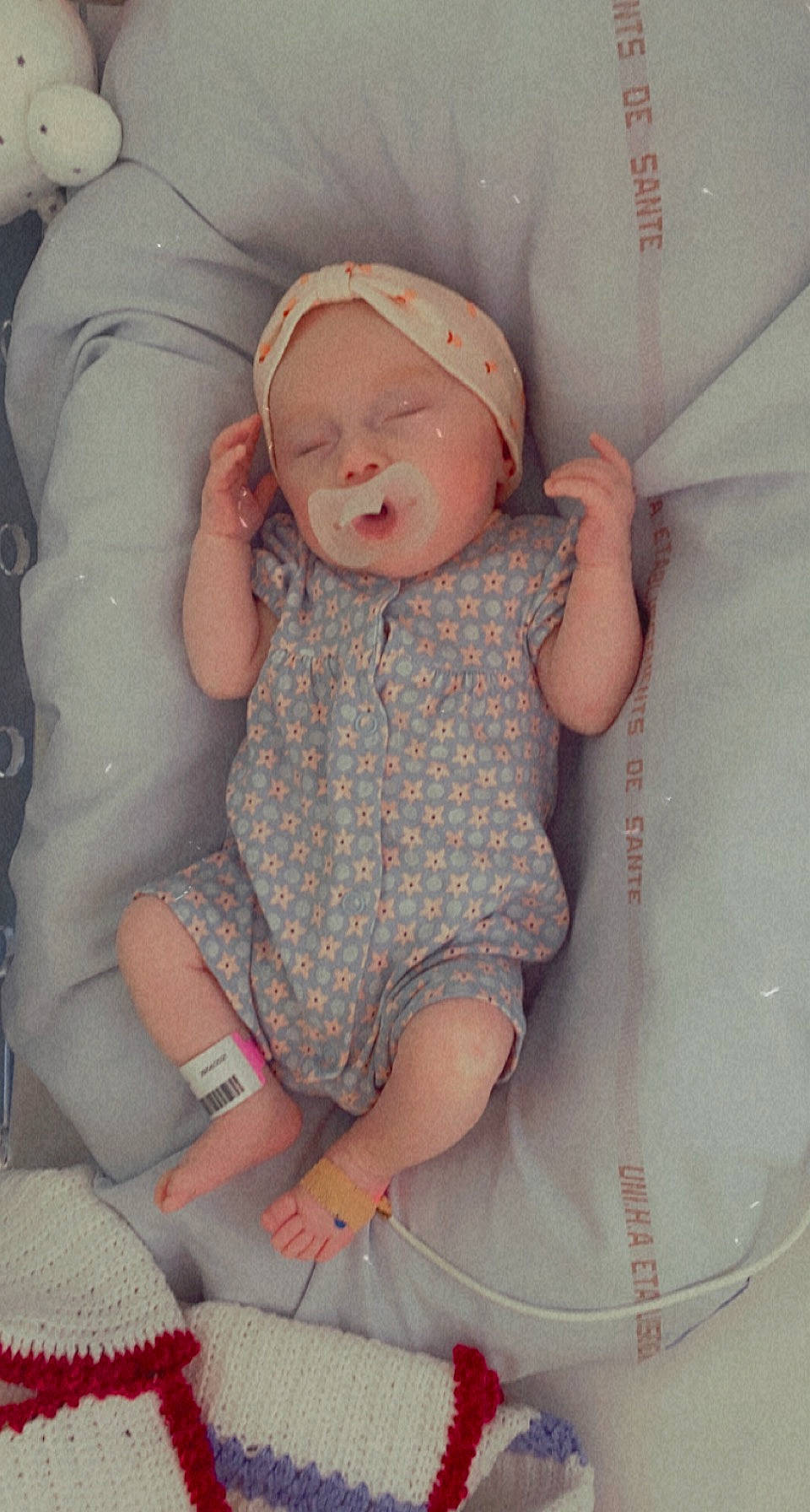 éléna a rejoint le concours — aidez-le/la à gagner de superbes lots ! arm, baby, baby_safety, baby_sleeping, baby_toddler_clothing, cheek, child, comfort, facial_expression, finger, fun, iris, leg, mouth, person, pink, skin, sleeve, smile, textile