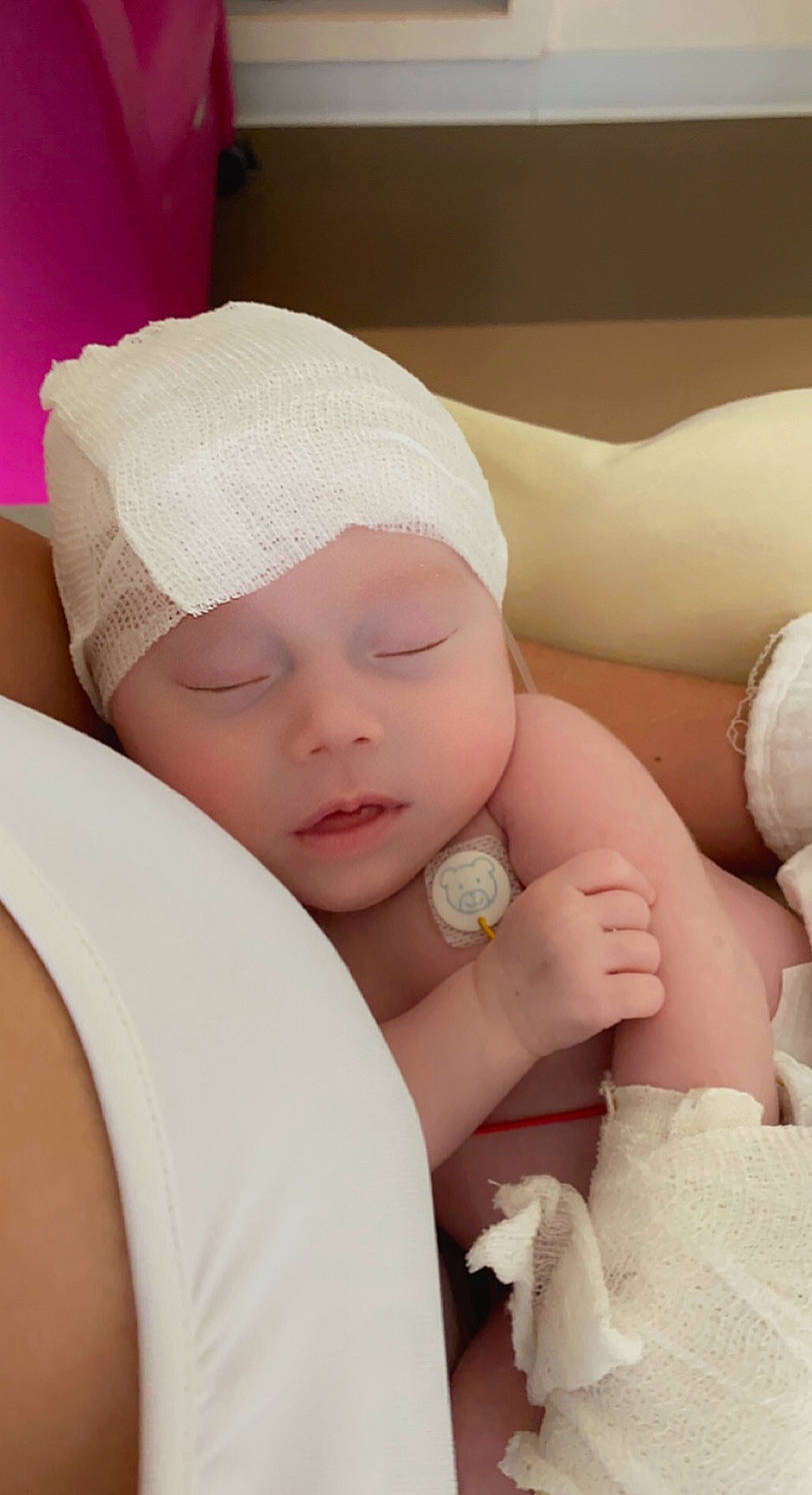 éléna a rejoint le concours — aidez-le/la à gagner de superbes lots ! baby, baby_sleeping, baby_toddler_clothing, cap, cheek, chin, comfort, eyebrow, face, finger, gesture, hand, headgear, headwear, human_body, mouth, neck, person, pink, skin