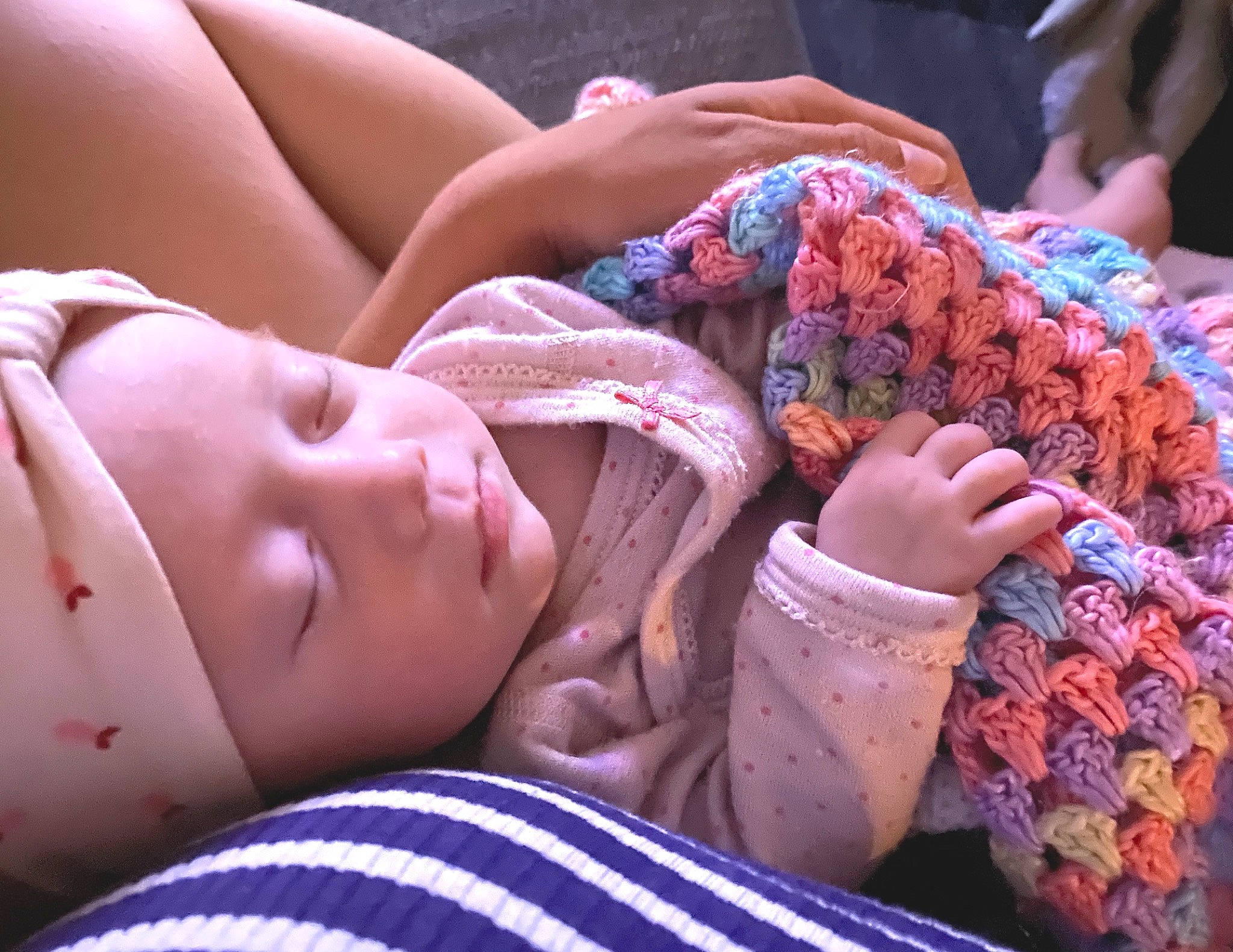 éléna a rejoint le concours — aidez-le/la à gagner de superbes lots ! cheek, child, close_up, comfort, eyelash, facial_expression, finger, fun, grass, hairstyle, hand, happy, headwear, mammal, mouth, nail, person, skin, textile, toddler
