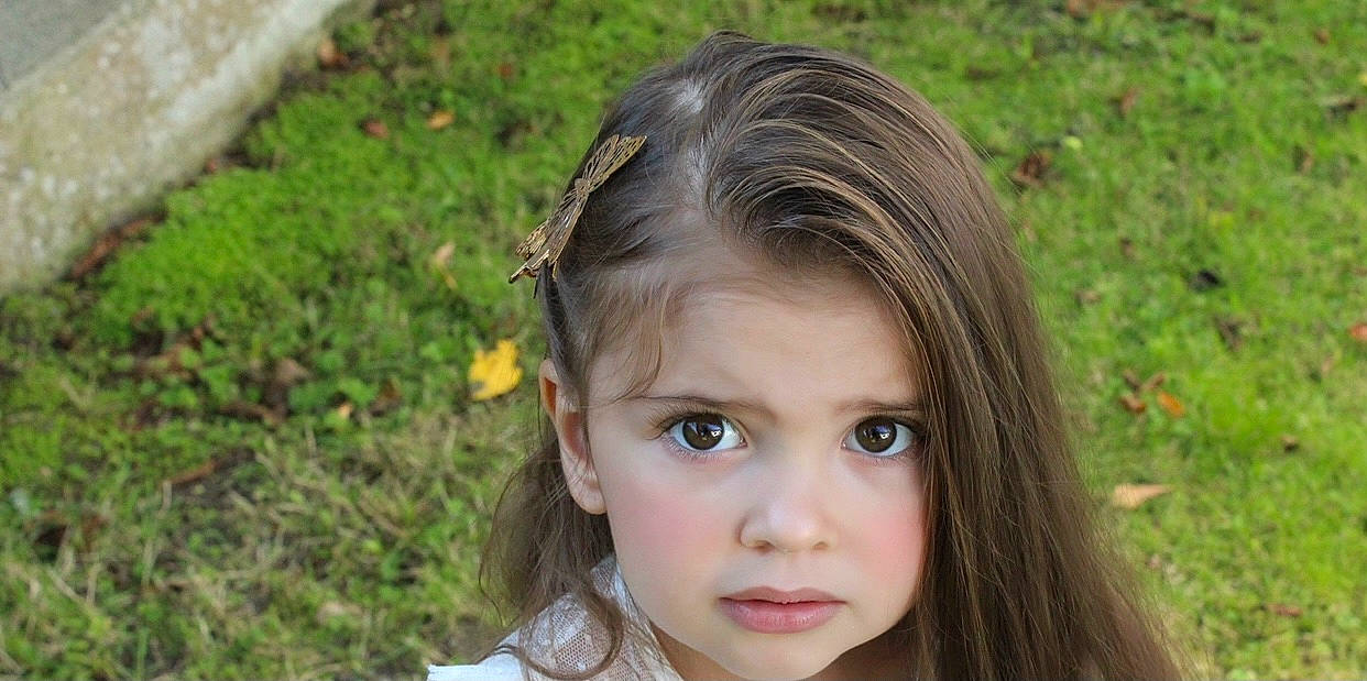 Panthea participe au concours pour gagner de l'argent avec cette photo : black_hair, cheek, close_up, eye, eyebrow, eyelash, forehead, grass, grass_family, happy, iris, leaf, lip, long_hair, nose, people_in_nature, person, plant, skin, toddler