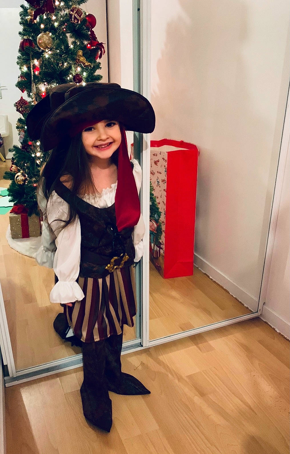 Panthea participe au concours pour gagner de l'argent avec cette photo : christmas_tree, costume_hat, electric_blue, event, fashion_design, formal_wear, hat, headwear, holiday_ornament, human_leg, joy, knee, leg, long_hair, person, red, shoe, sleeve, smile, street_fashion