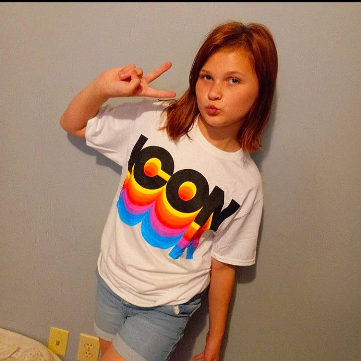 Sophia is registered to the contest to win money with this photo: chest, elbow, fashion_design, finger, gesture, hair, hairstyle, happy, human_leg, joint, knee, mouth, neck, person, shoulder, sleeve, sportswear, t_shirt, thigh, waist