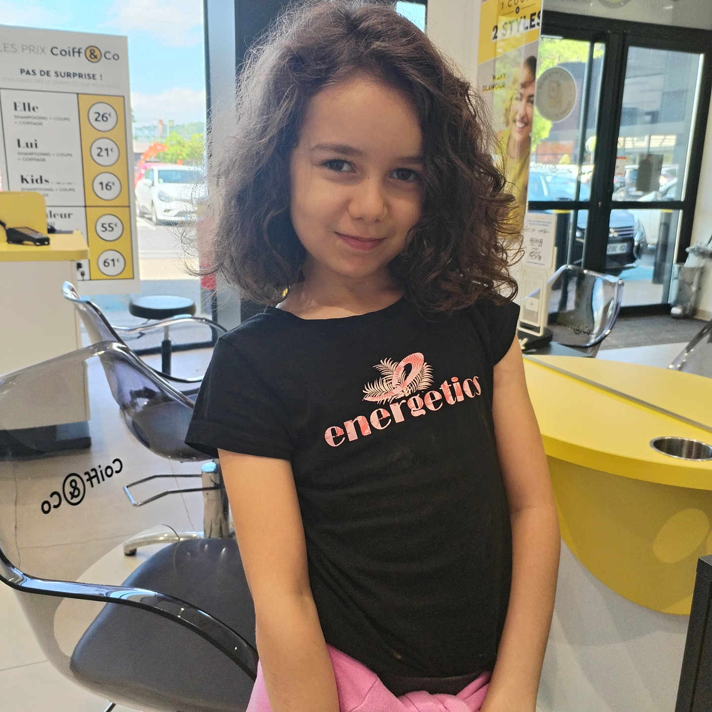 Sarah participe au concours pour gagner de l'argent avec cette photo : accessories, bag, car, chair, child, clothing, desk, face, female, furniture, girl, handbag, head, person, photography, portrait, t_shirt, table, transportation, vehicle