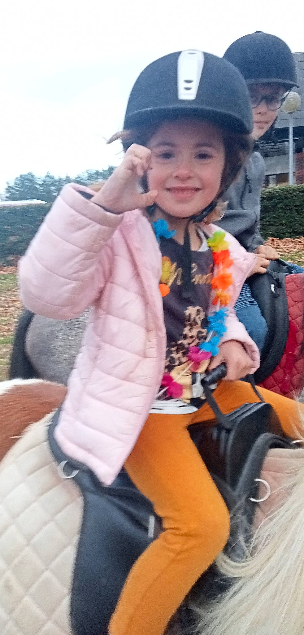 Lyia a rejoint le concours — aidez-le/la à gagner de superbes lots ! baseball_cap, cap, child, face, fun, gesture, happy, head, headwear, helmet, joy, leisure, mammal, people, person, personal_protective_equipment, pink, plant, recreation, sleeve