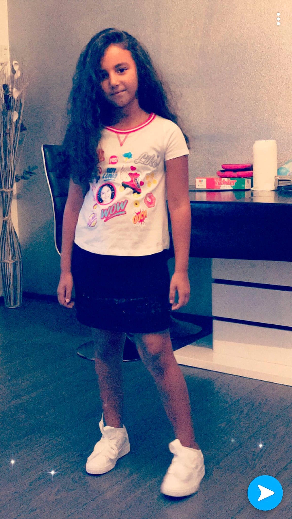 Cyrine participe au concours pour gagner de l'argent avec cette photo : black_hair, blue, clothing, cool, fashion, fashion_accessory, fun, girl, hairstyle, human, human_body, human_hair_color, joint, leg, long_hair, person, product, shoulder, snapshot, standing