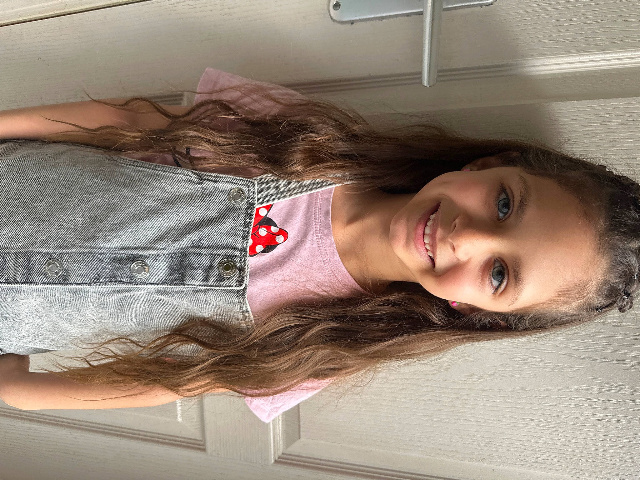 Kaylis participe au concours pour gagner de l'argent avec cette photo : blond, brown_hair, comfort, elbow, eyebrow, eyelash, fashion_design, flash_photography, flooring, happy, human, human_leg, joy, layered_hair, lip, long_hair, person, room, skin, smile