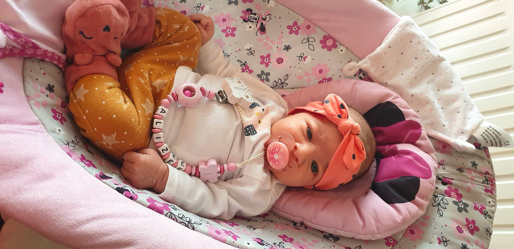 Alizée participe au concours pour gagner de l'argent avec cette photo : baby, baby_products, baby_sleeping, bedtime, child, headwear, infant_bed, person, pink, product, textile, toddler