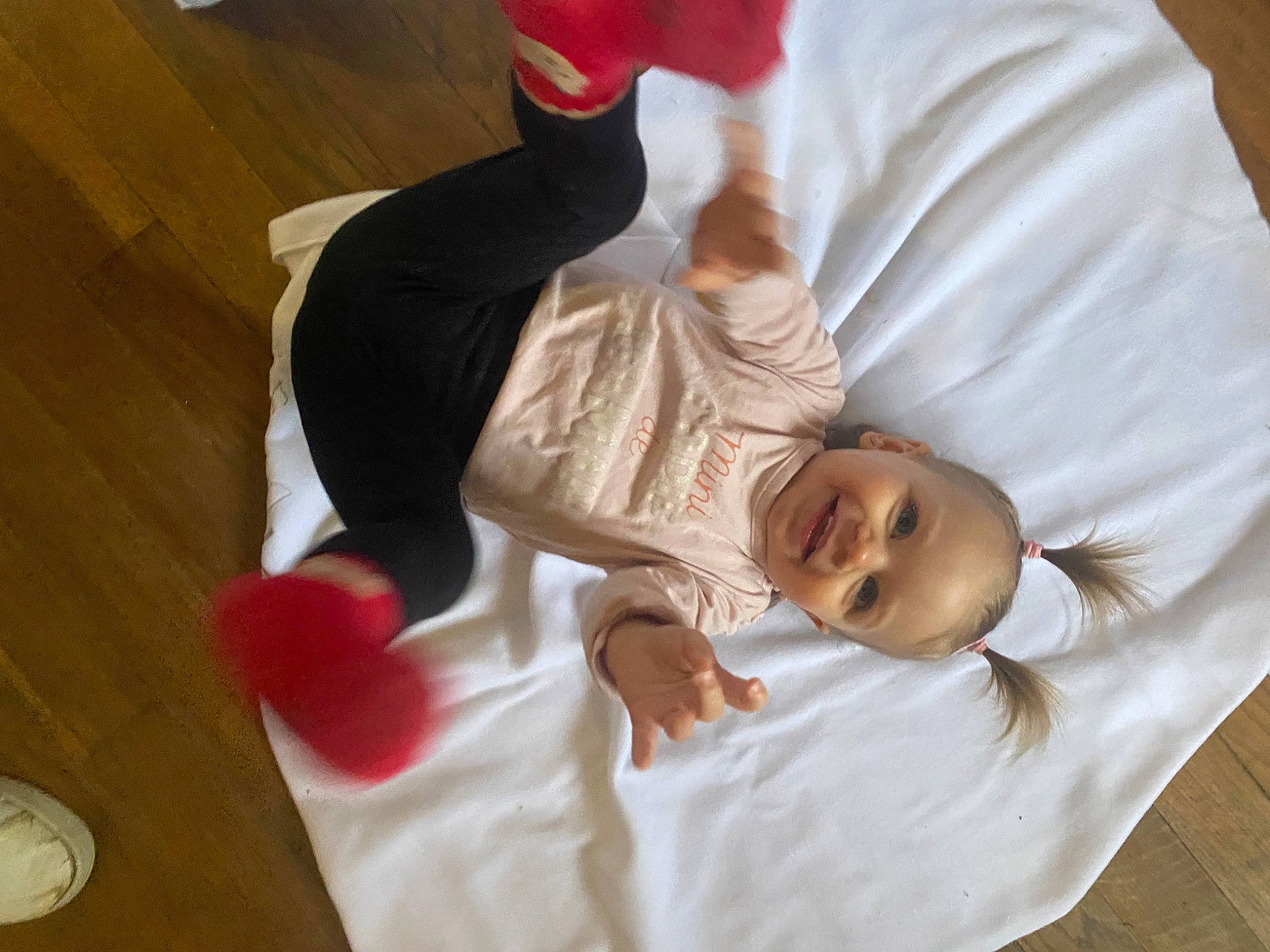 Léïa participe au concours pour gagner de l'argent avec cette photo : baby, baby_toddler_clothing, carmine, child, comfort, flooring, foot, fun, gesture, happy, hardwood, human_leg, joy, knee, linens, person, room, sleeve, sock, thumb