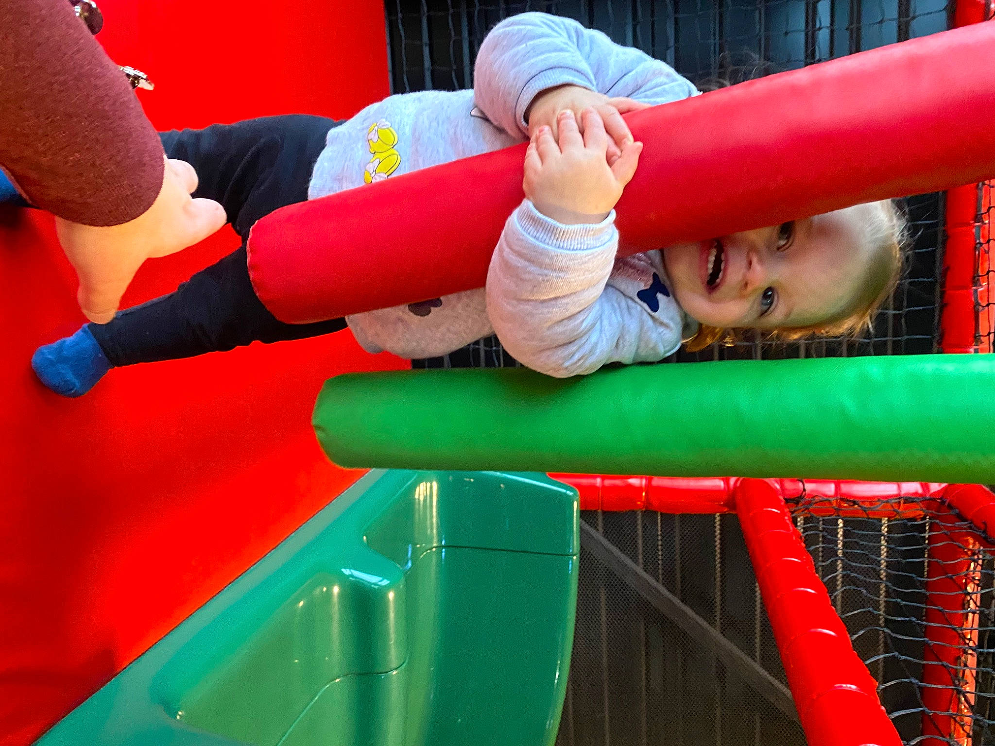 Léïa participe au concours pour gagner de l'argent avec cette photo : baby, baby_toddler_clothing, child, chute, city, electric_blue, fun, happy, human_leg, knee, leisure, outdoor_play_equipment, person, play, playground, recreation, room, smile, sock, thigh