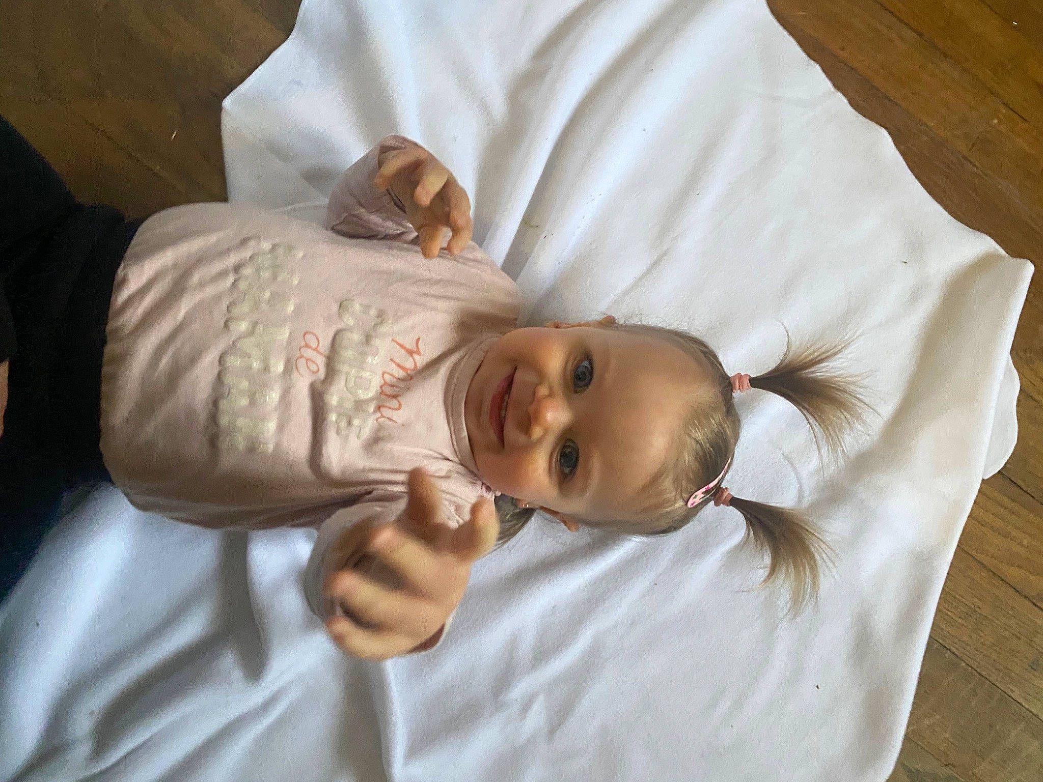 Léïa a rejoint le concours — aidez-le/la à gagner de superbes lots ! baby, baby_products, baby_sleeping, baby_toddler_clothing, bed, bed_sheet, bedding, bedtime, blanket, child, comfort, eye, hat, joy, linens, nap, person, room, sleep, sleeve