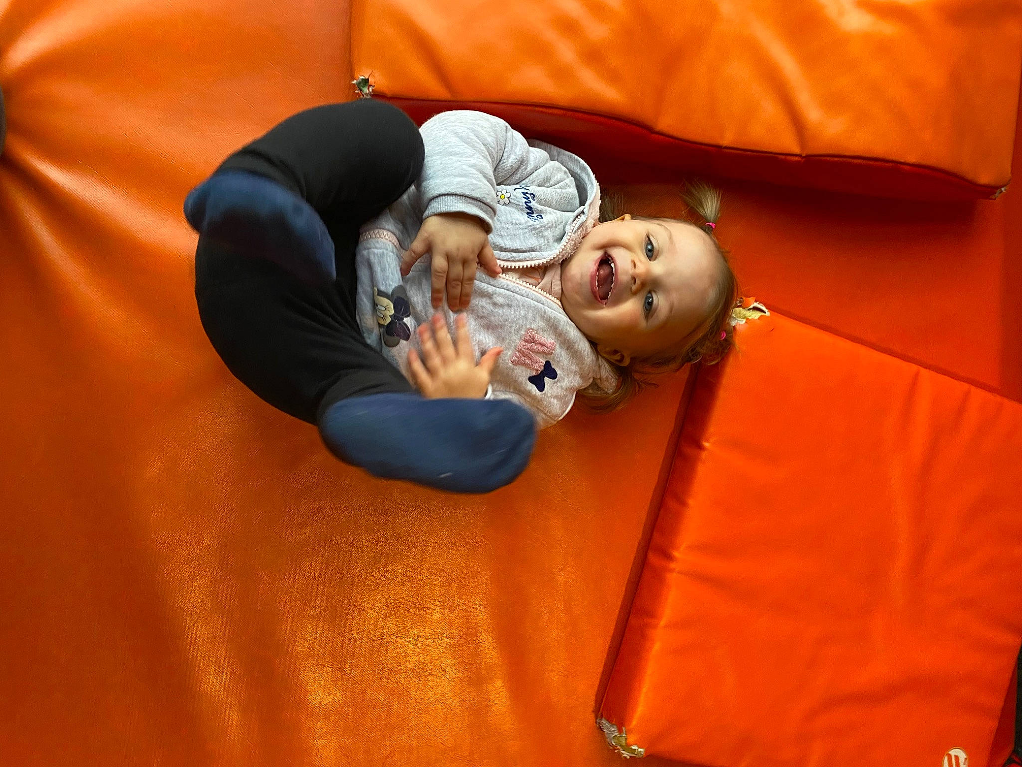 Léïa a rejoint le concours — aidez-le/la à gagner de superbes lots ! baby, baby_products, baby_toddler_clothing, bedtime, child, comfort, eye, flooring, fun, grass, happy, leisure, nap, orange, person, recreation, room, sitting, sleep, smile