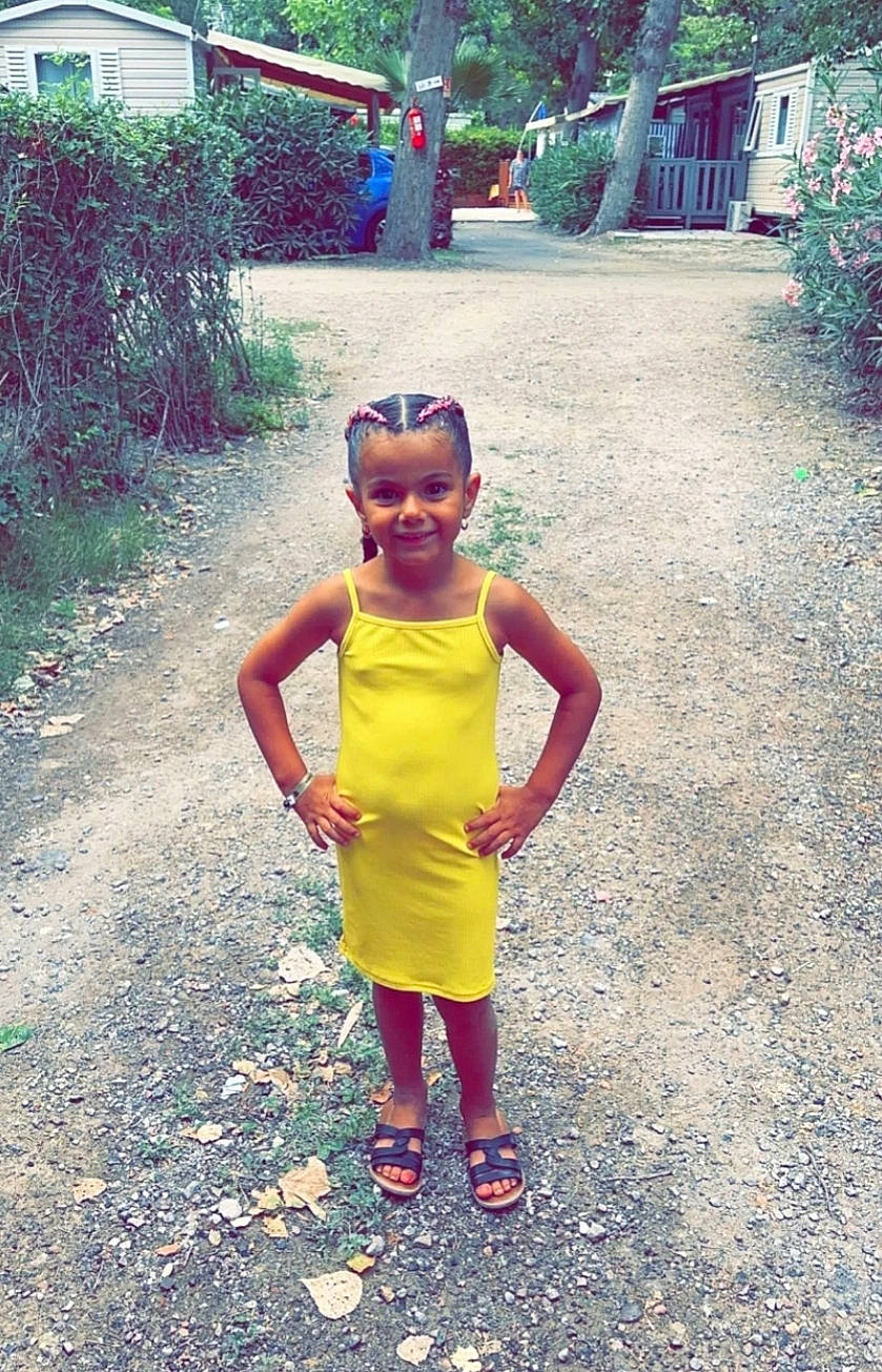 Giovana a rejoint le concours — aidez-le/la à gagner de superbes lots ! asphalt, child, fun, grass, happy, joy, leisure, magenta, people_in_nature, person, plant, play, recreation, road, road_surface, sidewalk, smile, soil, t_shirt, tints_and_shades