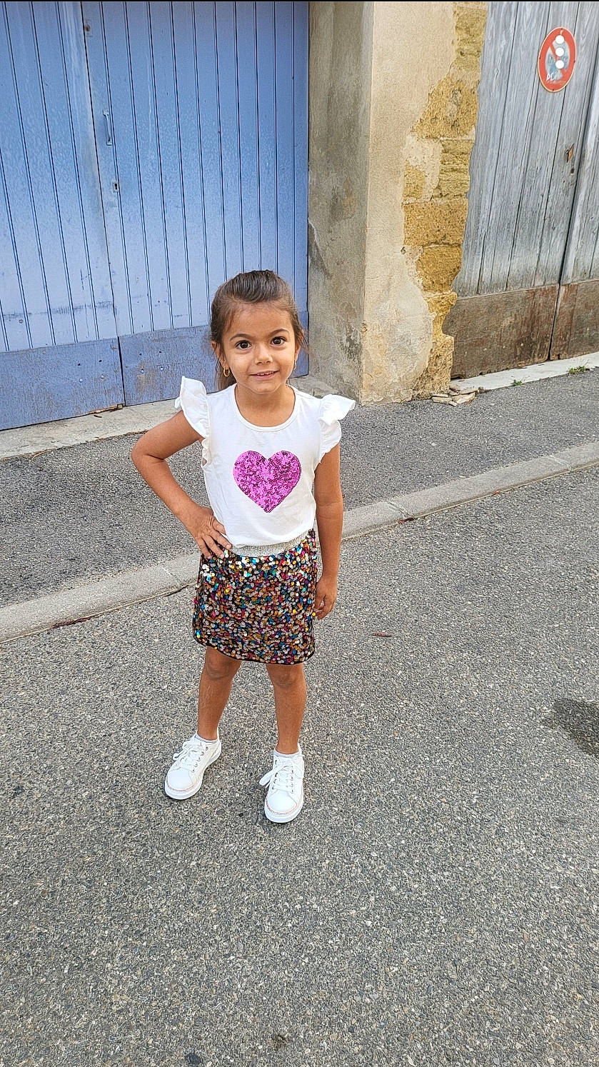 Giovana a rejoint le concours — aidez-le/la à gagner de superbes lots ! asphalt, baby_toddler_clothing, child, electric_blue, fun, happy, human_leg, joy, leisure, magenta, pattern, person, recreation, road, road_surface, sidewalk, sleeve, smile, t_shirt, toddler