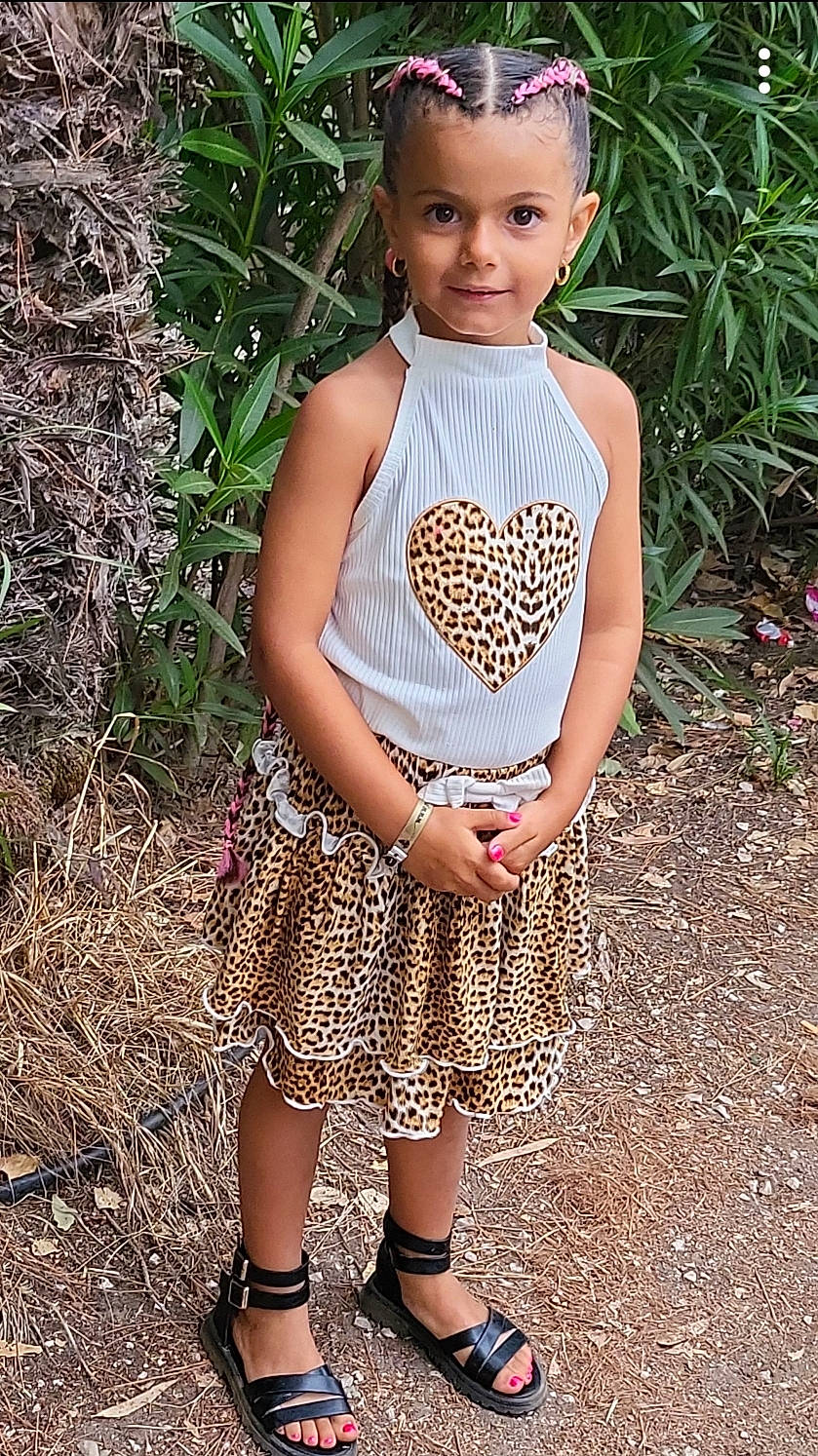 Giovana a rejoint le concours — aidez-le/la à gagner de superbes lots ! adaptation, baby_toddler_clothing, chest, child, grass, headwear, human_leg, joint, joy, knee, pattern, people_in_nature, person, plant, shoe, shoulder, sleeve, sleeveless_shirt, sportswear, t_shirt