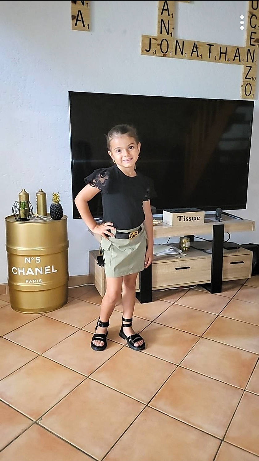 Giovana participe au concours pour gagner de l'argent avec cette photo : advertising, automotive_design, fashion_design, flash_photography, flooring, fun, hardwood, human_leg, joy, knee, machine, person, room, shorts, sitting, standing, t_shirt, television, thigh, wood