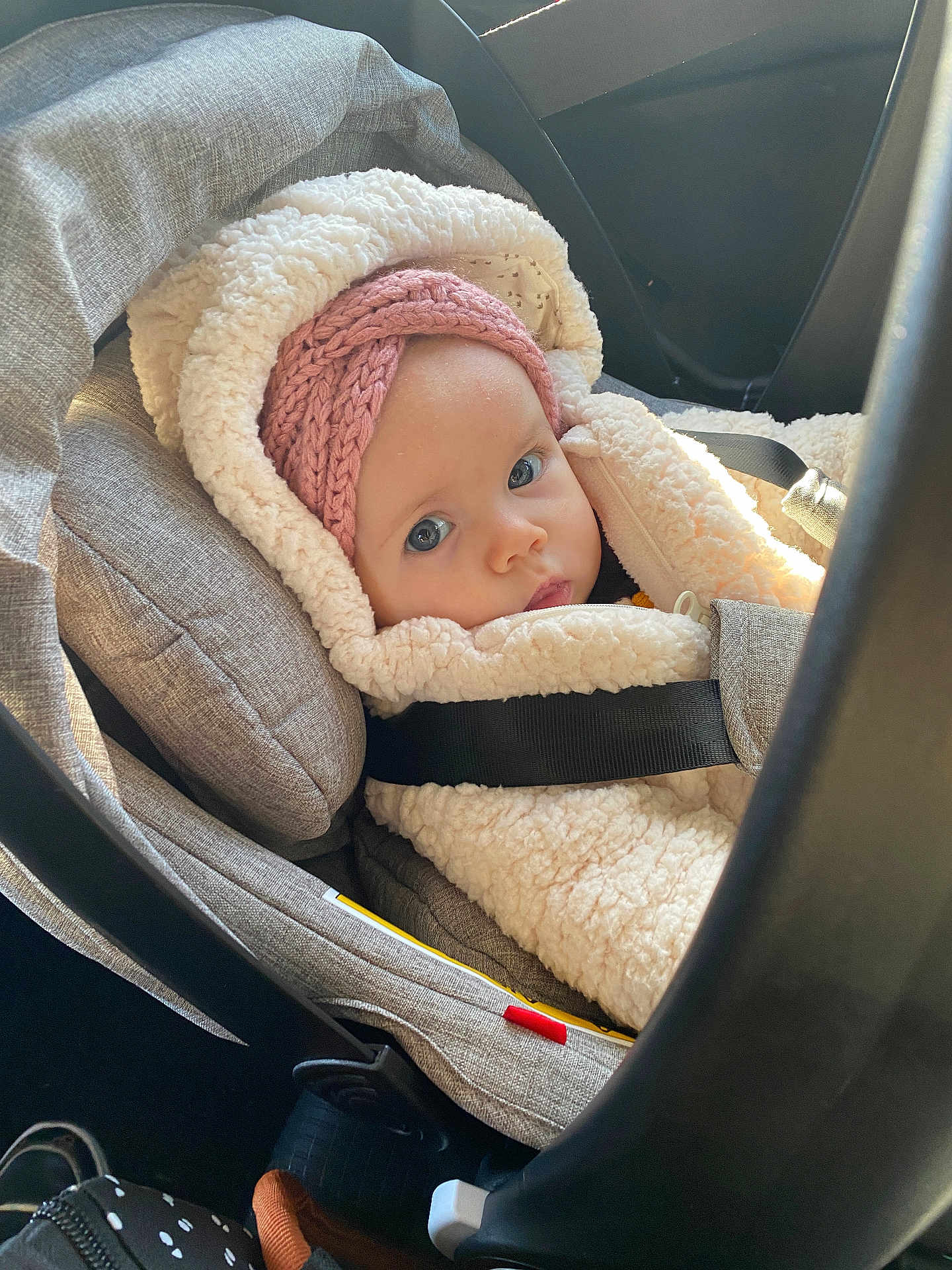 Magdalena a rejoint le concours — aidez-le/la à gagner de superbes lots ! baby, child, car_seat, seatbelt, hat, pink_hat, jacket, fluffy_jacket, blue_eyes, face, portrait, infant, indoors, cozy, warm_clothing, safety, car_interior, closeup, cute, young_child