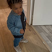 Sacha a rejoint le concours — aidez-le/la à gagner de superbes lots ! child, toddler, denim_jacket, braided_hair, sneakers, wooden_floor, indoor, standing, serious_expression, person, casual_clothing, doorway, floor_transition, young_child, hair_style, footwear, home, small_person, curious, determined