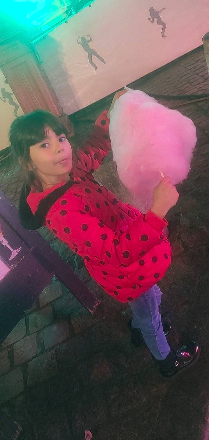 Aicha a rejoint le concours — aidez-le/la à gagner de superbes lots ! black_hair, carmine, coquelicot, costume, fashion_accessory, flooring, fun, happy, human_leg, lip, magenta, pattern, person, petal, pink, plant, selfie, sitting, thigh, tints_and_shades