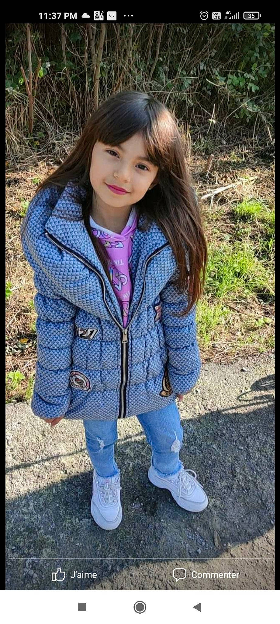 Aicha participe au concours pour gagner de l'argent avec cette photo : blond, brown_hair, child, denim, electric_blue, face, grass, hair, hairstyle, happy, joy, leisure, lip, long_hair, outerwear, pattern, person, photograph, plaid, sleeve