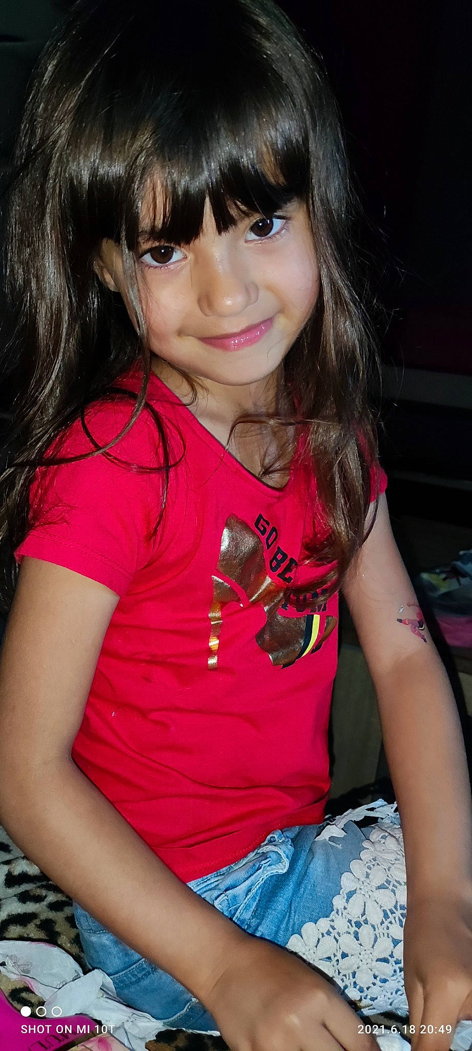 Aicha participe au concours pour gagner de l'argent avec cette photo : arm, cheek, chin, clothing, eye, eyebrow, eyelash, facial_expression, flash_photography, happy, iris, joint, joy, lip, neck, person, pink, shoulder, skin, sleeve