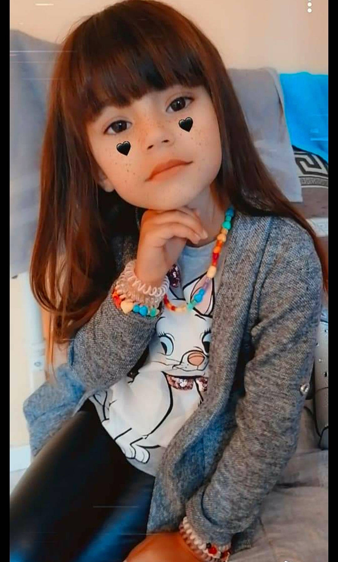 Aicha participe au concours pour gagner de l'argent avec cette photo : bangs, beauty, black_hair, blazer, collar, cool, dress_shirt, eyelash, face, gesture, hair, hairstyle, happy, head, layered_hair, lip, long_hair, outerwear, person, sleeve