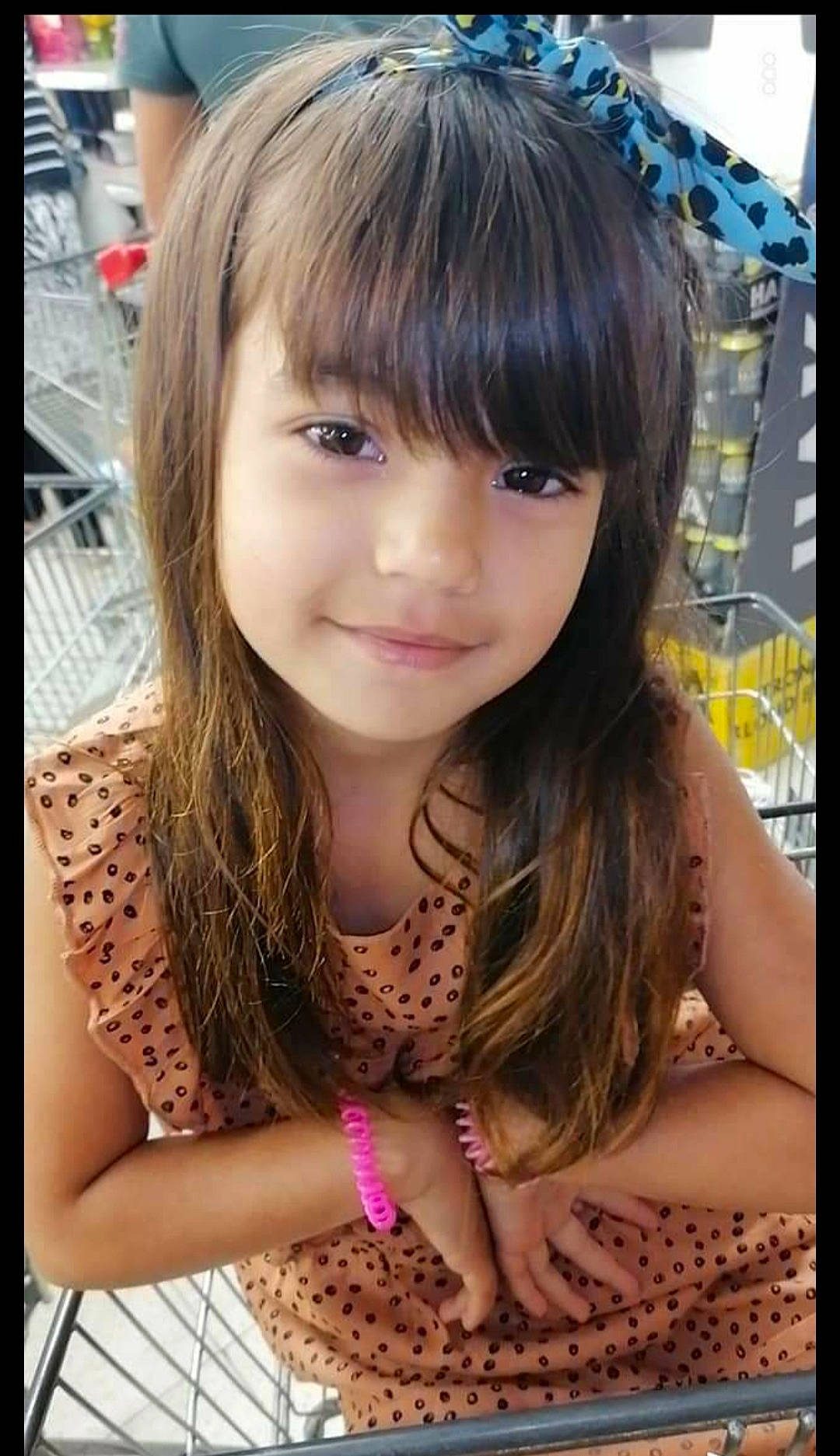 Aicha a rejoint le concours — aidez-le/la à gagner de superbes lots ! bangs, beauty, black_hair, brown_hair, child, eyebrow, eyelash, gesture, hair, happy, hime_cut, jewellery, joy, layered_hair, lip, long_hair, mehndi, organ, pattern, person